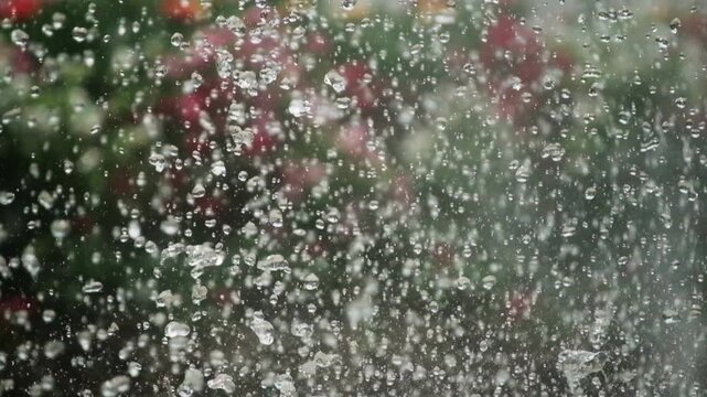 滴る噴水の水滴のスローモーション　キラキラ輝く水しぶき　夏・夏休み・水遊びの背景イメージ　