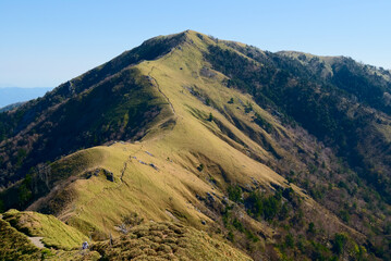徳島県の剣山、次郎笈中腹の吊尾根から望む剣山 © ATbonobo