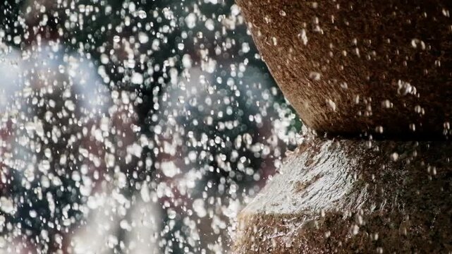 滴る噴水の水滴のスローモーション　キラキラ輝く水しぶき　夏・夏休み・水遊びの背景イメージ　