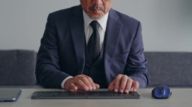 PCキーボードを操作する男性ビジネスパーソン。タイピング、エンジニア、プログラマー、システム、開発