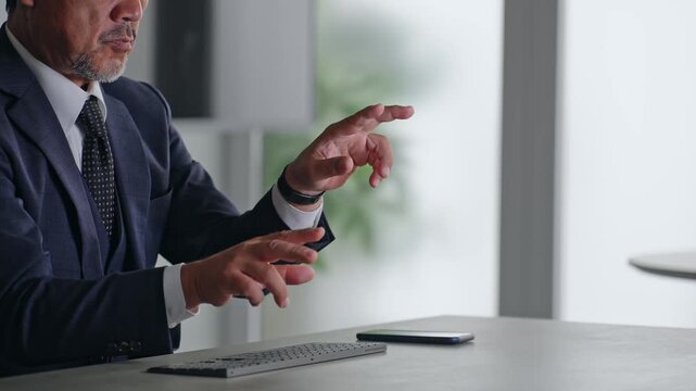空中の画面を操作する男性ビジネスパーソン。VR、バーチャル、操作、タッチ、オフィス、ビジネス、開発