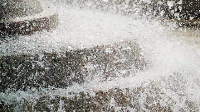 滴る噴水の水滴のスローモーション　キラキラ輝く水しぶき　夏・夏休み・水遊びの背景イメージ