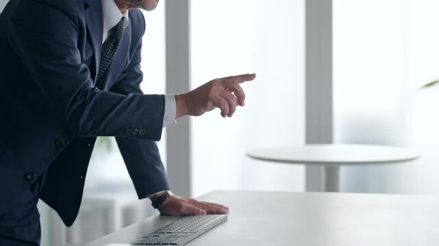 空中の画面を操作する男性ビジネスパーソン。VR、バーチャル、タッチ、操作、ホログラム、オフィス、画面