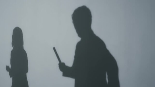 リレーする男女のシルエット。バトン, 事業承継, 受け継ぐ, 引き継ぎ, 継承, 渡す, ビジネス