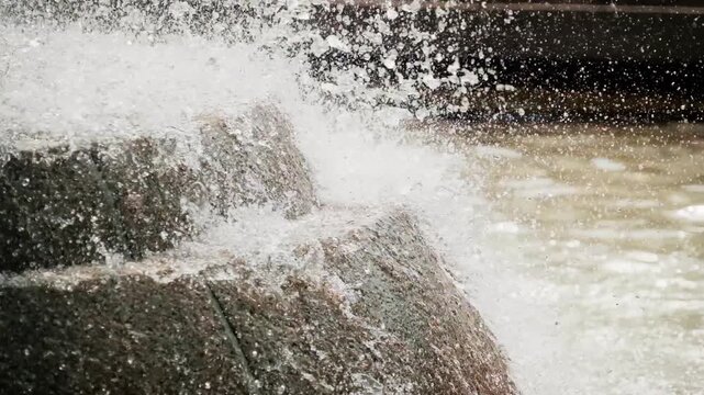 滴る噴水の水滴のスローモーション　キラキラ輝く水しぶき　夏・夏休み・水遊びの背景イメージ