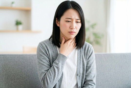 喉の痛みに悩む日本人女性｜風邪・喉の違和感・咽頭痛イメージ