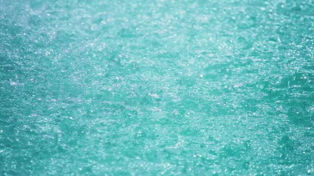 夏　強い日差しを受けて波打ちキラキラ輝く水面と飛び散る水滴と光　プール・夏休み・水遊びの背景