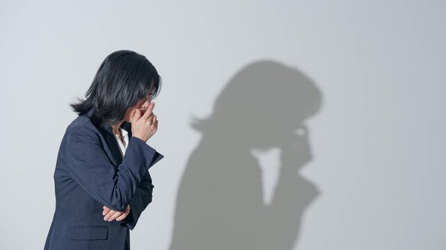 咳をする女性ビジネスパーソン。感染症、風邪、インフルエンザ、病気、飛沫感染、コロナ、ウイルス、細菌