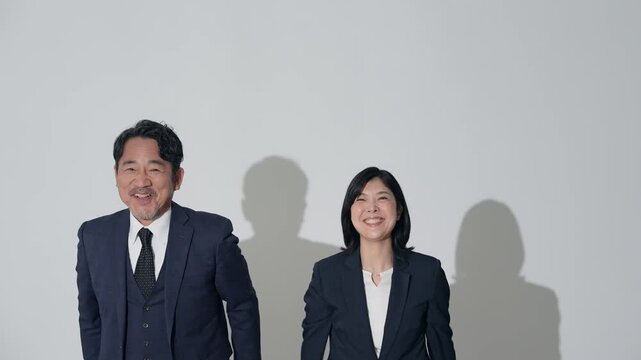 笑顔でバンザイする男女ビジネスパーソン。万歳, 喜ぶ, 嬉しい, 応援, お手上げ, 合格, 歓喜
