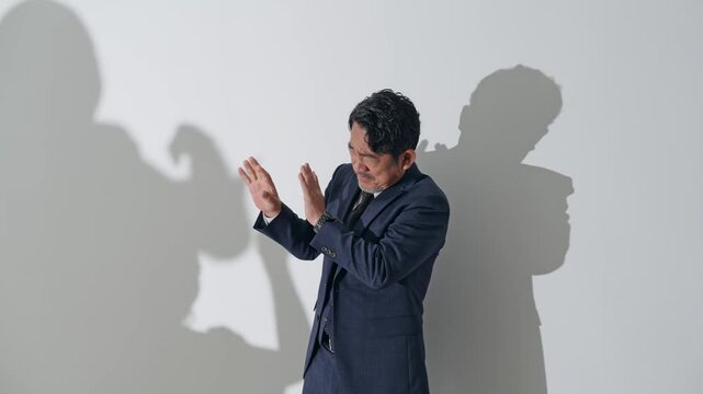 人々に批判される男性ビジネスパーソン。不祥事, 謝罪, マスコミ, 記者会見, 企業, 炎上