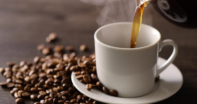 ホットコーヒーを注ぐ