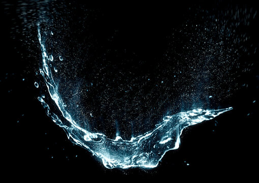黒い背景に青い水しぶきが飛び散る抽象的な3Dイラスト｜清潔で流れるような水の波しぶき