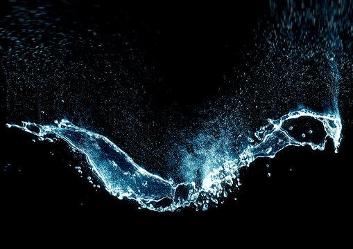 黒い背景に青い水しぶきが飛び散る抽象的な3Dイラスト｜清潔で流れるような水の波しぶき