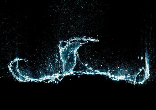 黒い背景に青い水しぶきが飛び散る抽象的な3Dイラスト｜清潔で流れるような水の波しぶき