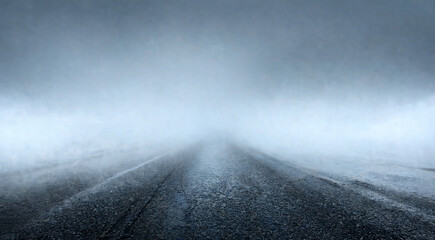 Obraz premium Empty dark asphalt road covered in dense winter fog