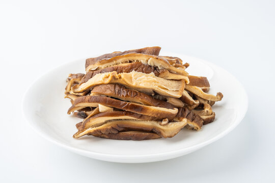 A dish of sliced ​​shiitake mushrooms on a white background.