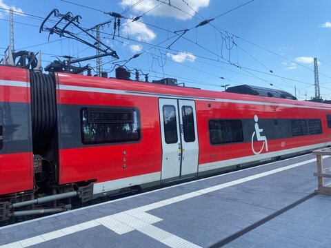 Editorial-Aufnahme eines DB Regio Regionalzugs am Bahnsteig Falkenberg Elster Nahverkehr, &ouml;ffentlicher Personennahverkehr, barrierefreies Reisen, Bahnhof, Mobilit&auml;t und Schienenverkehr in Deutschland.