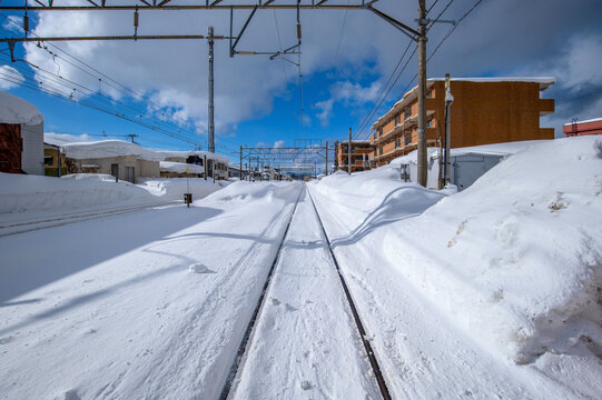 冬の晴れた日の線路-大雪の後、やっと除雪が終わった線路