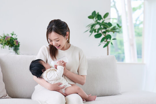 ミルクをあげる母親と赤ちゃん