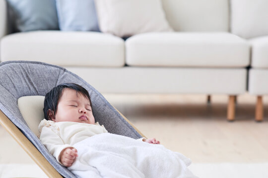 リビングで眠る赤ちゃん