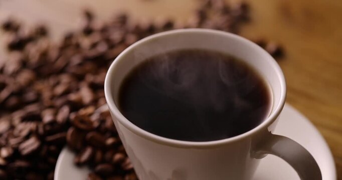 テーブルの上のホットコーヒーとコーヒー豆