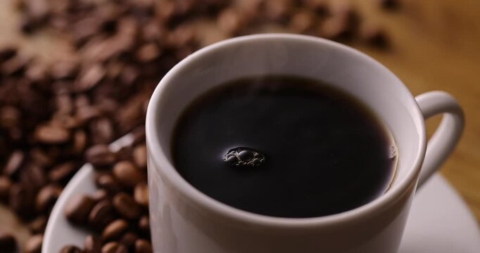 テーブルの上のホットコーヒーとコーヒー豆
