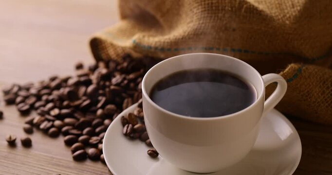 テーブルの上のホットコーヒーとコーヒー豆