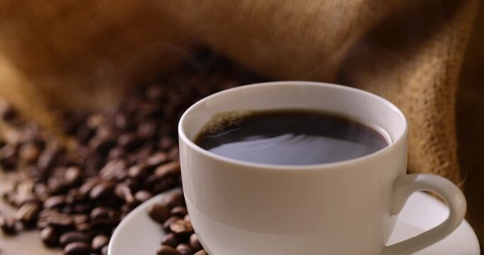 テーブルの上のホットコーヒーとコーヒー豆