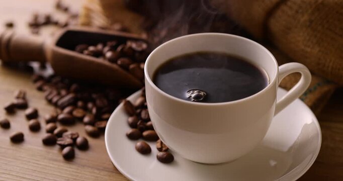 テーブルの上のホットコーヒーとコーヒー豆