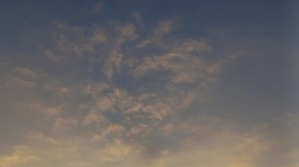 Obraz premium Soft clouds drift in twilight's gentle glow