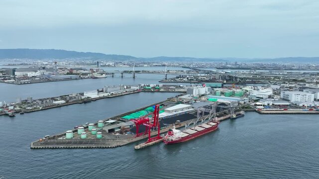 港湾の風景ドローン空撮。海運, 資源, 船舶, 物流, 湾岸, ロジスティクス, コンテナヤード