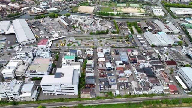 都市と道路の風景ドローン空撮。教習所, 自動車, 交通, 道路, 工場, 施設, インフラ, 産業