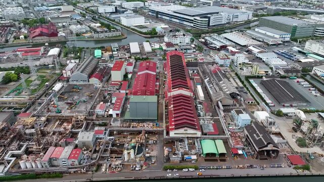 工場の風景のドローン空撮。産業, ものづくり, 工事, エネルギー, パイプライン, 製造業