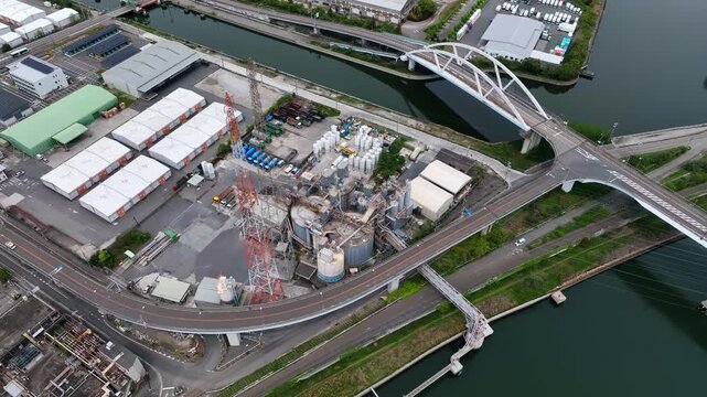 都市と工場の風景ドローン空撮。製造業, 化学, 産業, 建設, 電力, エネルギー, 鉄塔, 電線