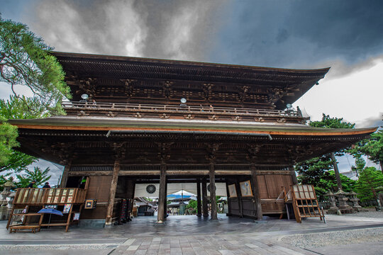 歴史的な寺院の門