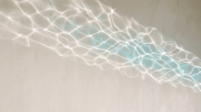 Abstrakte Wasserreflexion mit t&uuml;rkisem Lichtspiel auf heller Putzwand als Hintergrund