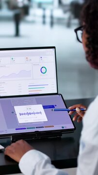 Customer Support Specialist Uses AI Chatbot