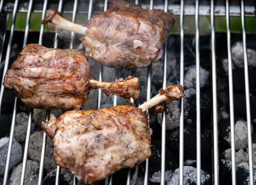 Pig Wings marinierte Jungschweinshaxe vom Holzkohlegrill