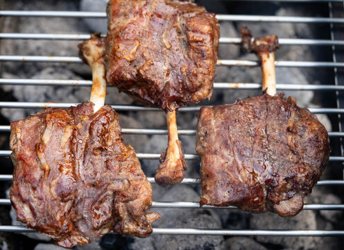 Pig Wings marinierte Jungschweinshaxe vom Holzkohlegrill