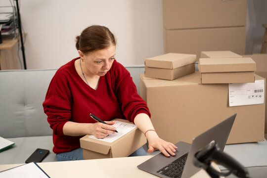 Small business owner. receiving new orders from SME customers. online marketing. Start SME, small business entrepreneurs