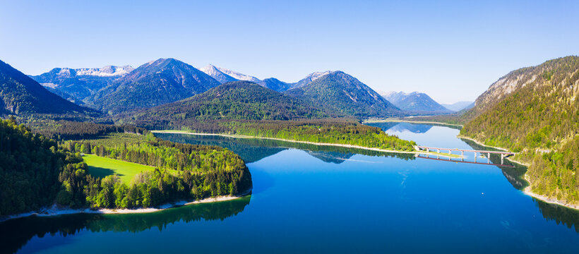 Germany, Bavaria, Lenggries, Sylvenstein Reservoir in spring with Faller-Klamm-Brucke in background