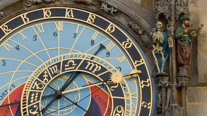 Obraz premium Close-up of the Prague Astronomical Clock with Skeleton and Statues
