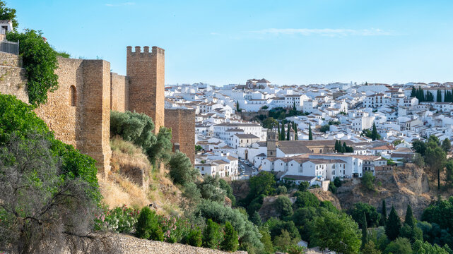 Hermosa vista de murallas medievales y el pueblo blanco de Ronda, Andaluc&iacute;a, Espa&ntilde;a