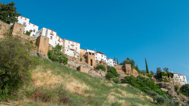 Casas blancas y muralla medieval en la villa andaluza de Ronda, Espa&ntilde;a