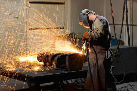 Working with grinding machine in a foundry