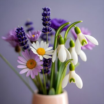Delicado ramo de flores de primavera con campanillas de invierno, lavanda y margaritas sobre fondo lila