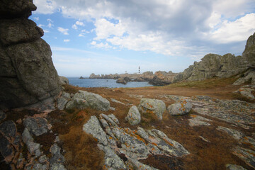 Pointe à l'ouest Ouessant,au milieu des rochers face à la mer. le phare et le semaphore © jmbreizh