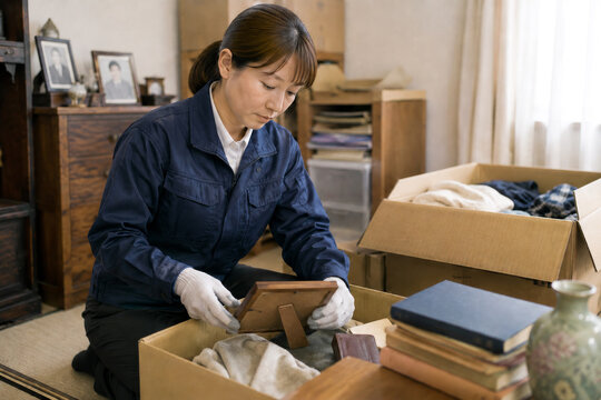 遺品整理士　思い出の品を丁寧に整理する作業風景