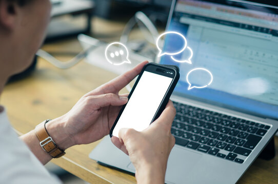 スマホでチャットする男性の手元　ビジネスの連絡イメージ