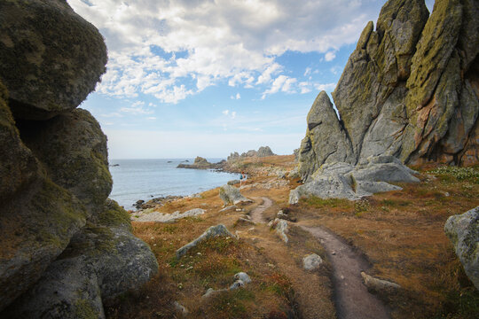 randonn&eacute;e entre les rochers sur le GR34, Ouessant en Bretagne, departement Finistere